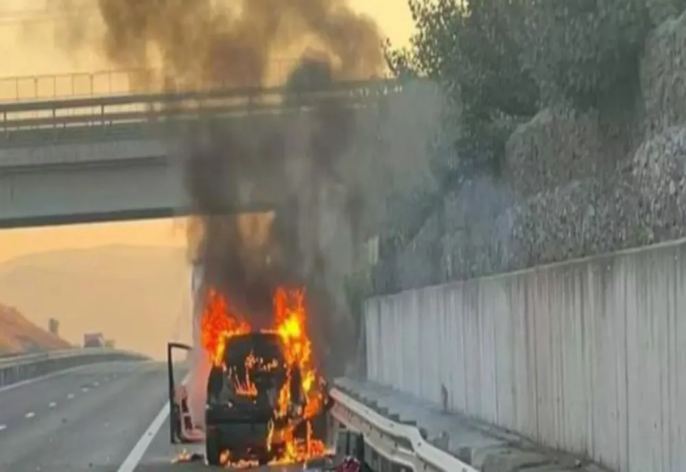 O mașină a ars ca o torță pe A1, între Deva şi Sibiu! Șoferul s-a salvat în ultima clipă - Imagini șocante
