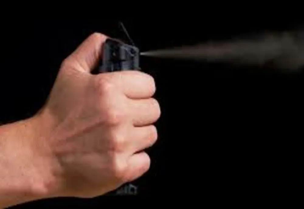 Elev stropit cu spay lacrimogen in ochi, de un gardian. S-a întâmplat la Sibiu, iar motivul este revoltător