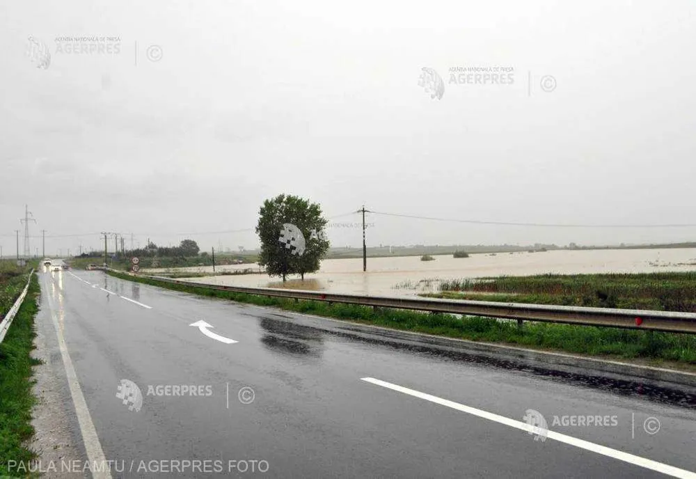 INFOTRAFIC: FURTUNĂ PE A3 TURDA - BORŞ; ACUMULĂRI MARI DE APĂ PE CAROSABIL