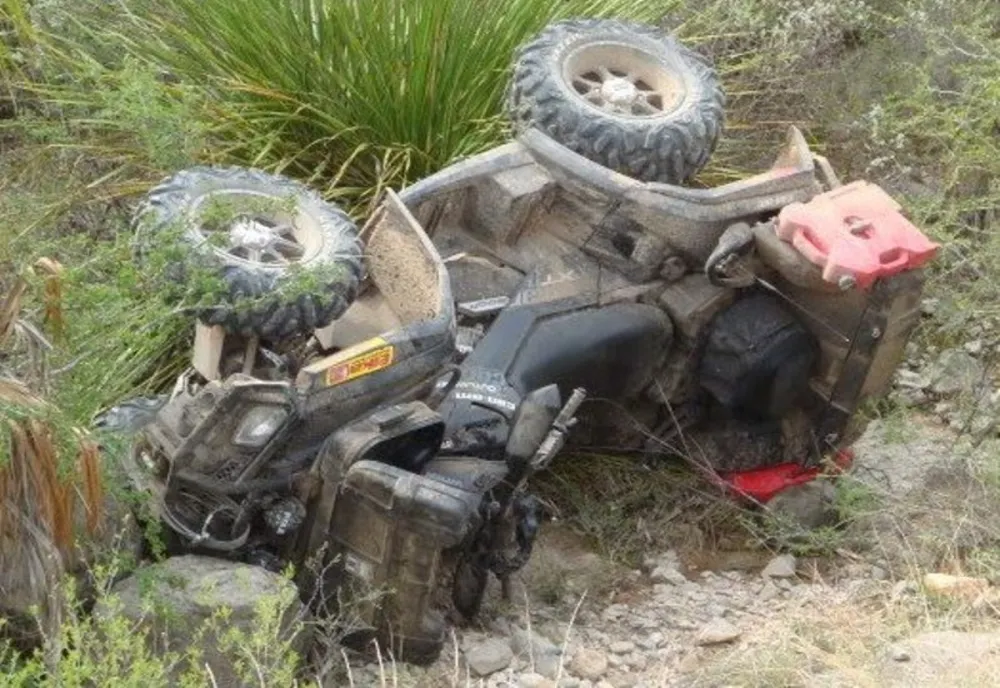 DOI TINERI AFLAȚI PE UN ATV AU FOST RĂNIȚI