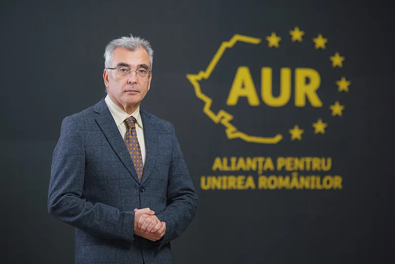 PETRIȘOR PEIU (SENATOR AUR): „GUVERNUL CIOLACU A ÎNGROPAT VISUL ROMÂNILOR DE A CĂLĂTORI LIBER ÎN STATELE UNITE!”