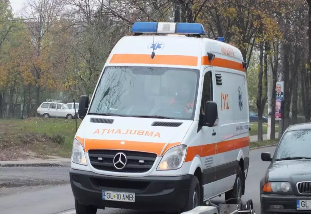 Copil de 11 ani, lovit de mașină în timp ce se dădea cu sania