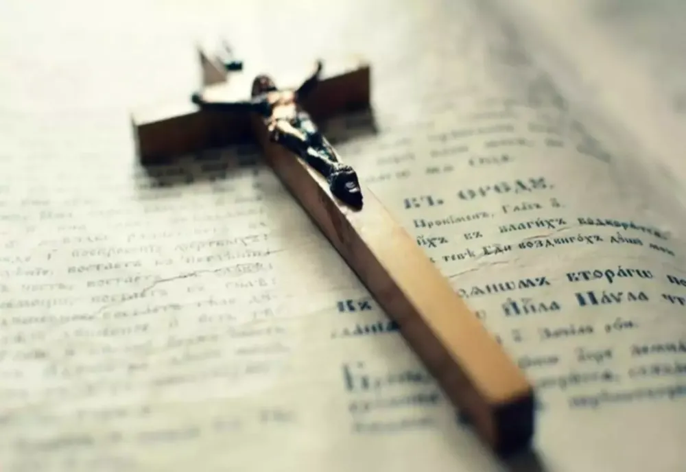 Sărbătoare 9 februarie. Un mare Sfânt cinstit de Biserica ortodoxă. Cruce neagră în calendar