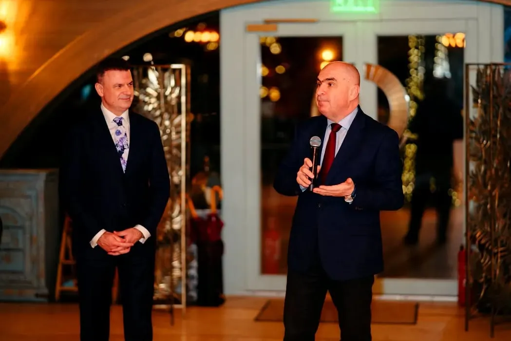 Sfidare fără margini din partea lui Bolojan. După ce a aprobat noi tăieri pentru milioane de români, s-a dus să petreacă la ziua omul lui Sebastian Ghiță – FOTO