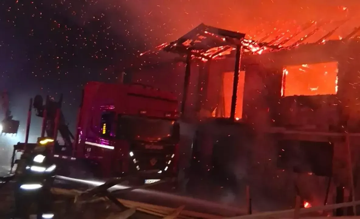 Cabană din Sibiu, mistuită de flăcări! 14 persoane s-au salvat în ultima clipă