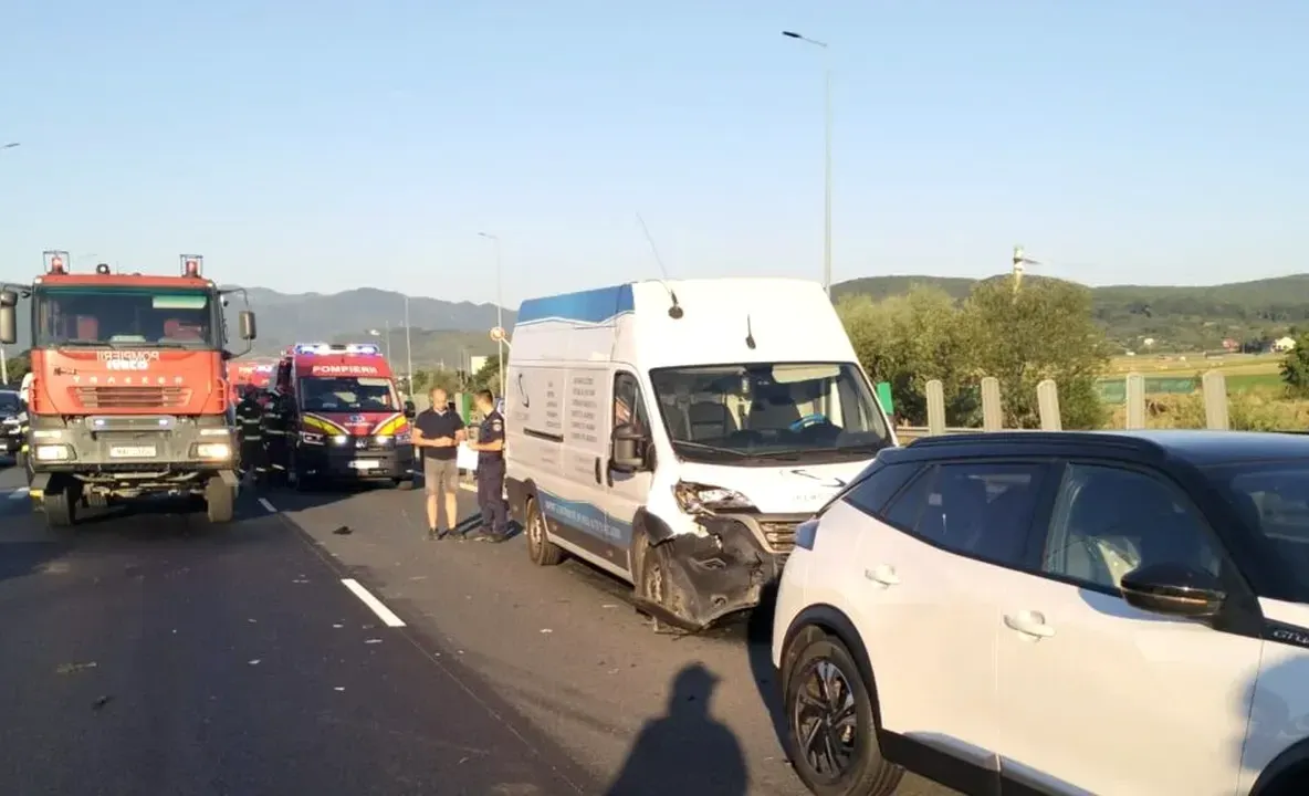 Accident cu patru mașini pe A1. Mai multe persoane sunt rănite, iar traficul se desfășoară pe o singură bandă