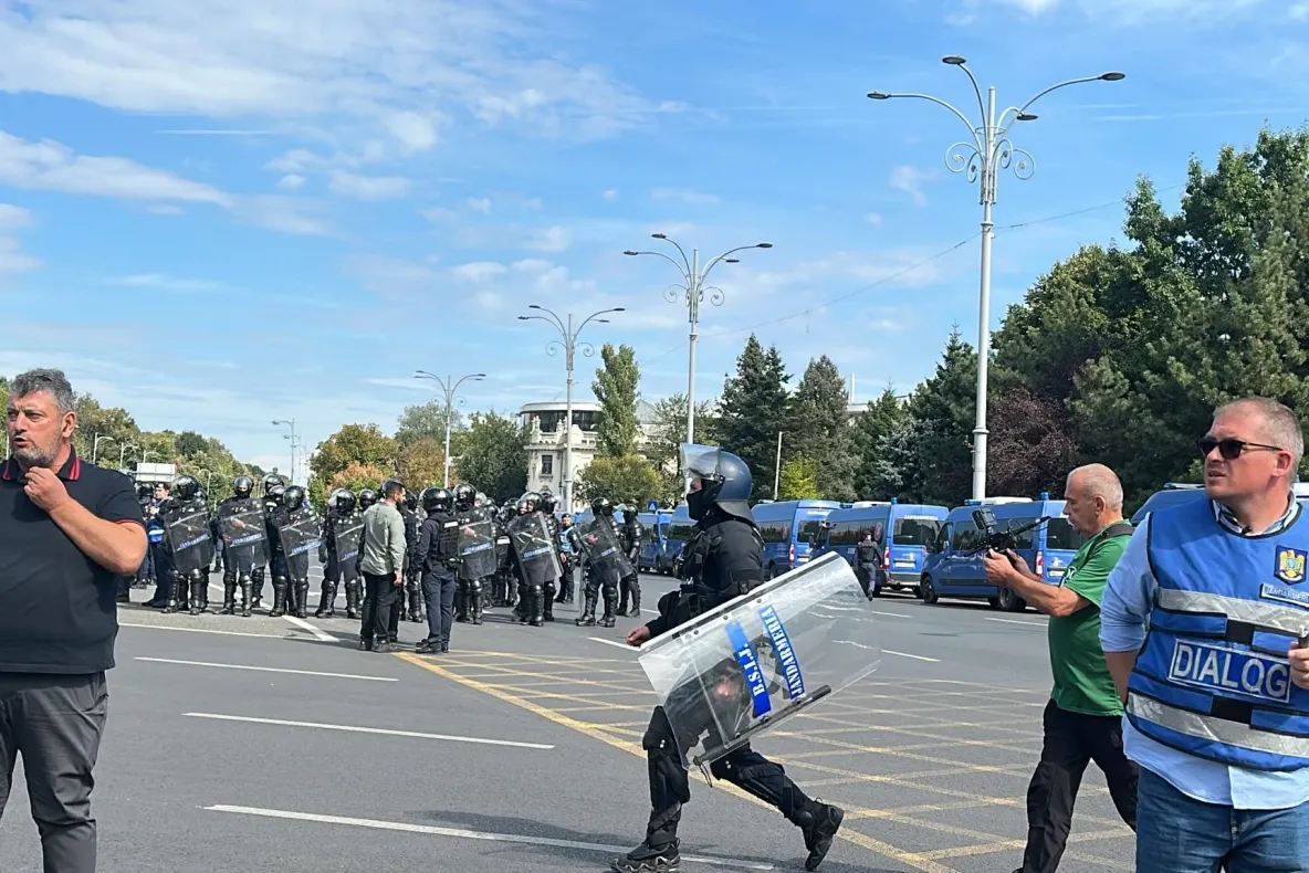Ciocniri între fermieri și forțele de ordine, la mitingul de protest din Piața Victoriei. Comunicatul Jandarmeriei Române - LIVE TEXT