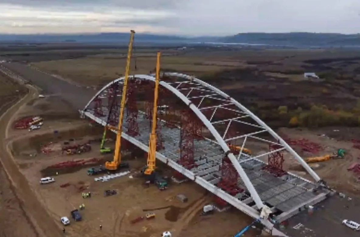 Autostrada A13 Sibiu–Făgăraș: se montează ultimul segment metalic al unui pod spectaculos