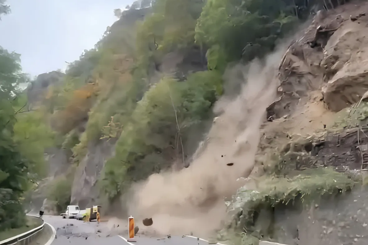 Trafic blocat pe DN7, lângă Sibiu, după desprinderea plaselor de pe versanți. Când se redeschide drumul