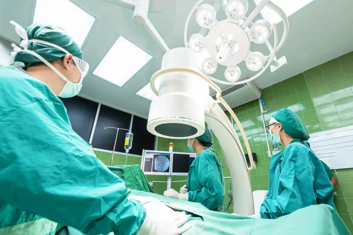 Un pensionar din Gorj primește în instanță peste 110.000 de lei pentru o operație robotică care nu era decontată