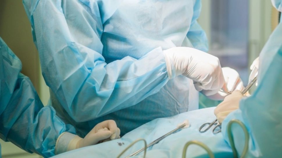 Tânără cercetată la Sibiu pentru proceduri de estetică medicală făcute fără drept