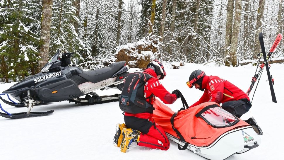 Salvamont avertizează: Pericole majore pentru schiorii care ies în afara pârtiilor amenajate