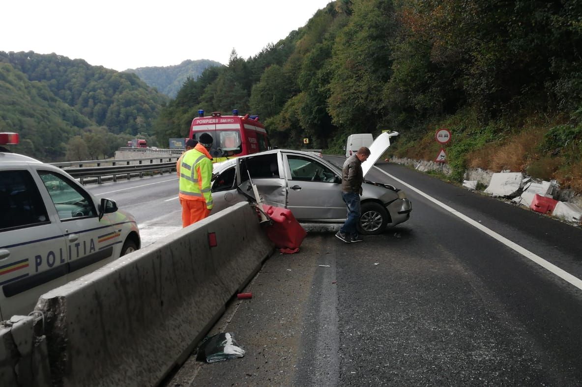 Un șofer a intrat din nou în separatoarele de sens de pe DN7. Trafic îngreunat