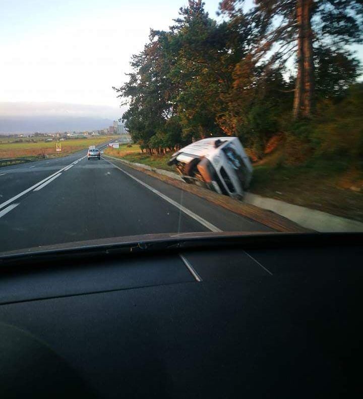 BRAŞOV | S-a răsturnat în şanţ cu autoutilitara, pe DN1, la Codlea