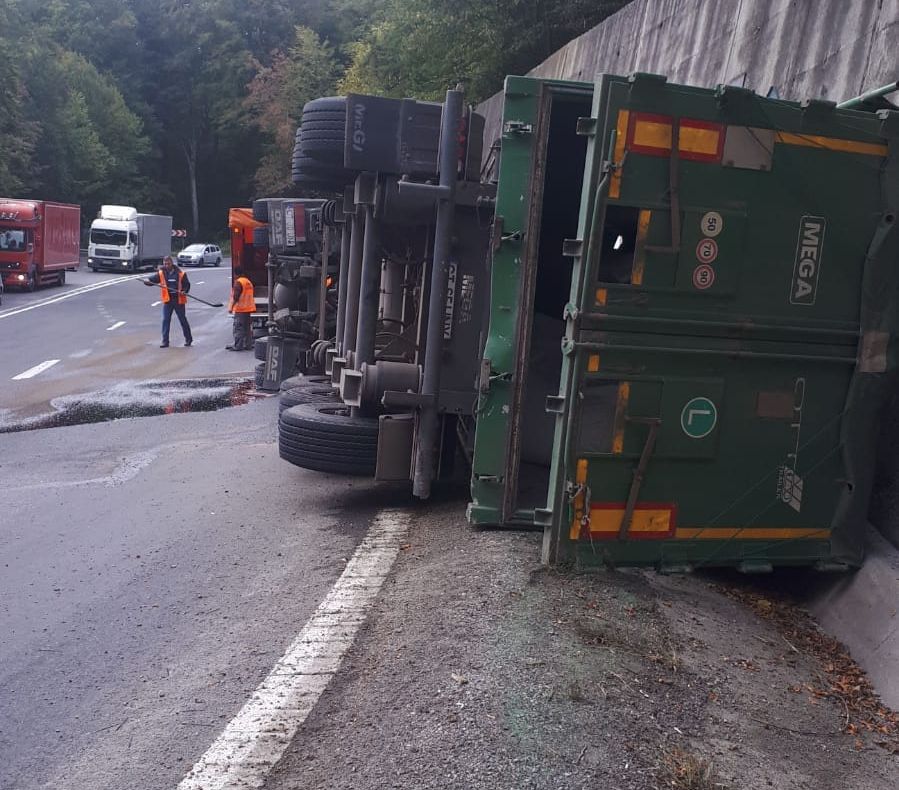 BRAŞOV | UPDATE: TIR cu sulfat de amoniu granulat, răsturnat pe DN13. Trafic dirijat de poliţişti