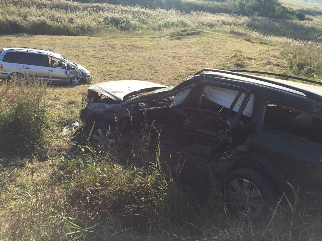 VIDEO. Accident pe DN14, în Ruşi. Două maşini s-au ciocnit