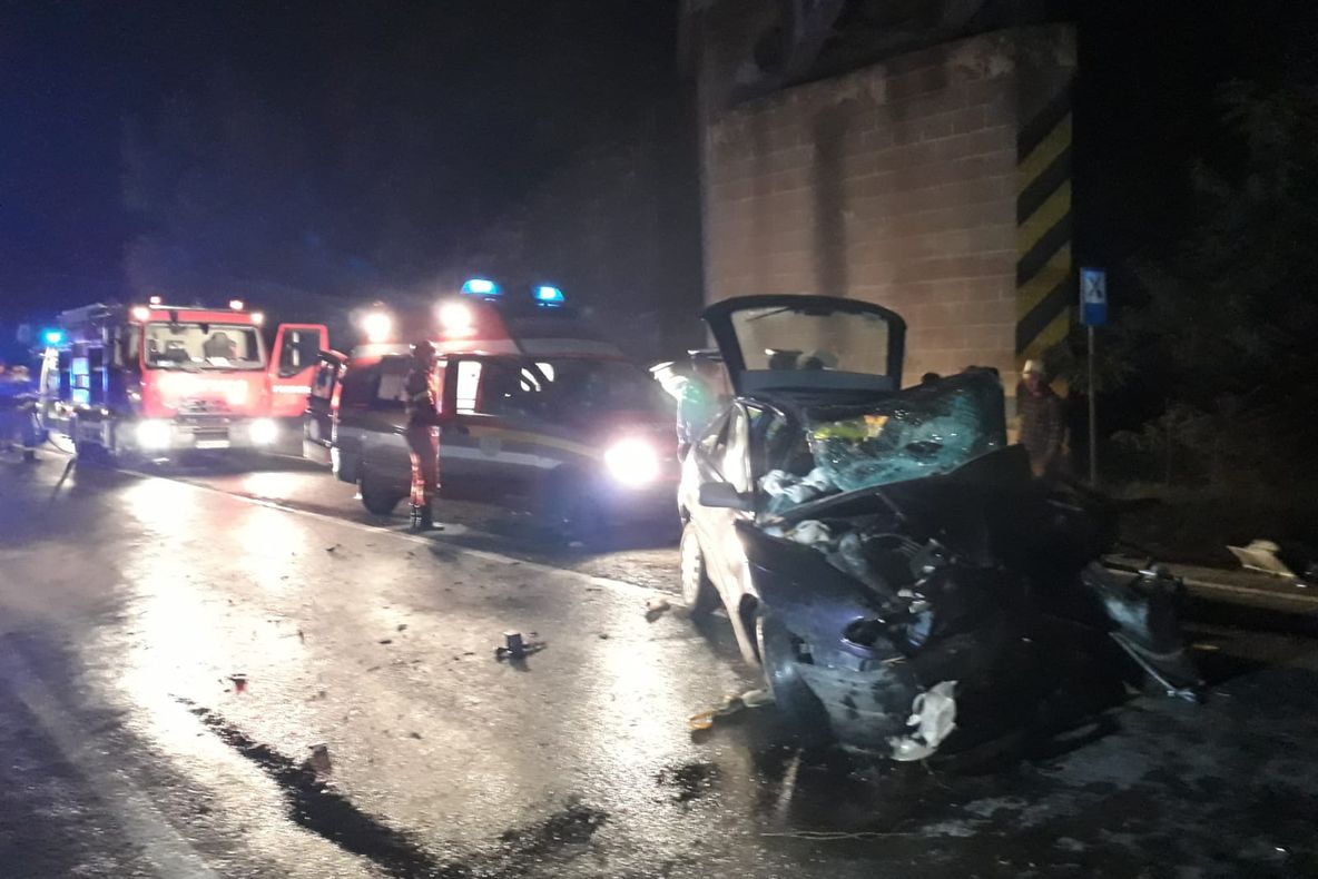 BRAŞOV | VIDEO. Accident mortal pe DN13. Şoferul a decedat după ce a intrat într-un cap de pod de cale ferată