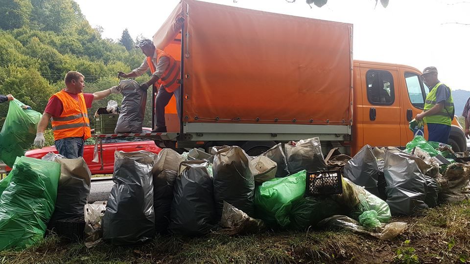 VIDEO. Zece tone de gunoi adunate din zona drumurilor naţionale din judeţul Braşov