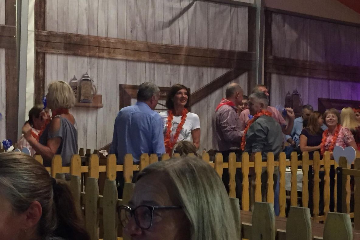 VIDEO | Carmen Iohannis a petrecut la CibinFEST alături de un grup de prieteni:  "Mă simt foarte bine aici!"