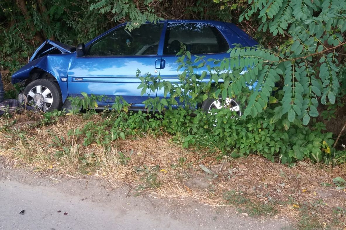 Un șofer a ajuns la spital după ce pierdut controlul mașinii și a părăsit carosabilul