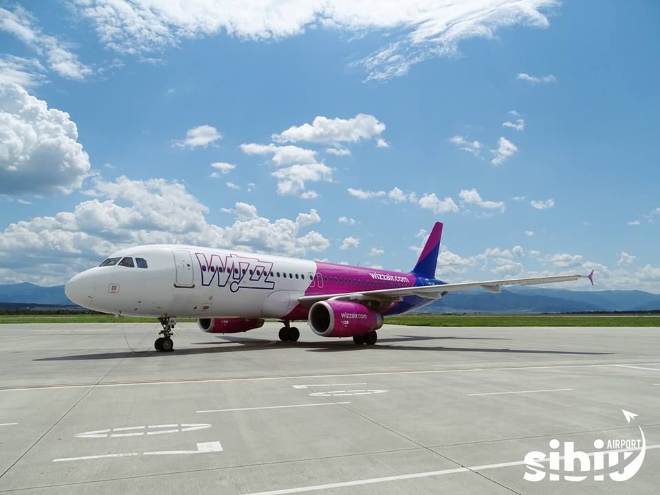 Aeroportul Sibiu: Avion revenit la sol după ce unui pasager i s-a făcut rău