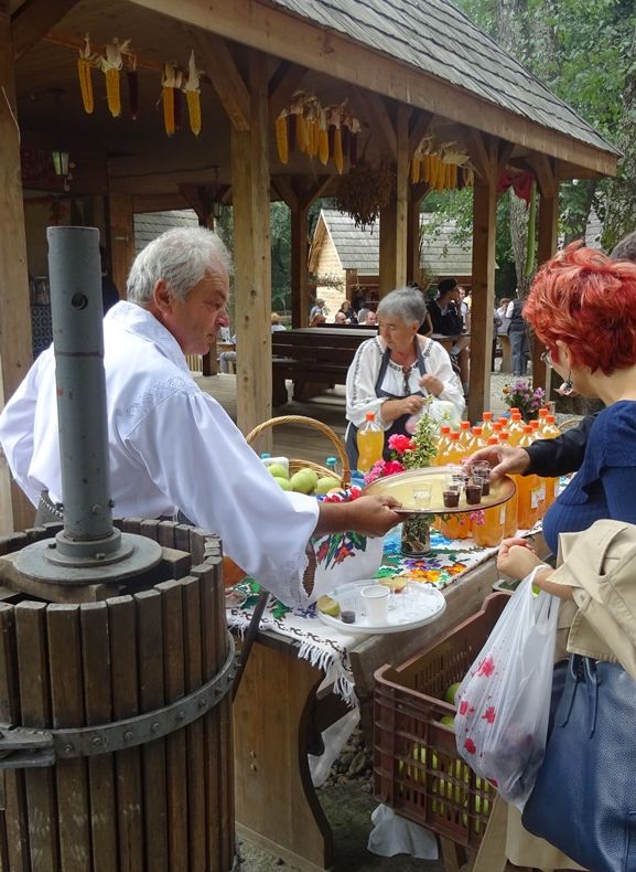 Gospodinele pregătesc preparate de toamnă după reţete tradiţionale, în Muzeul ASTRA