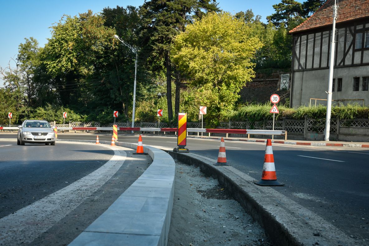 Separatoarele sensurilor de circulație de pe tronsonul Piața Unirii–Andrei Șaguna-Morilor vor fi reamenajate