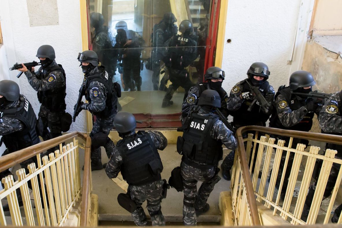 Piața Mică asaltată de polițiști între orele 13:30 și 17:00