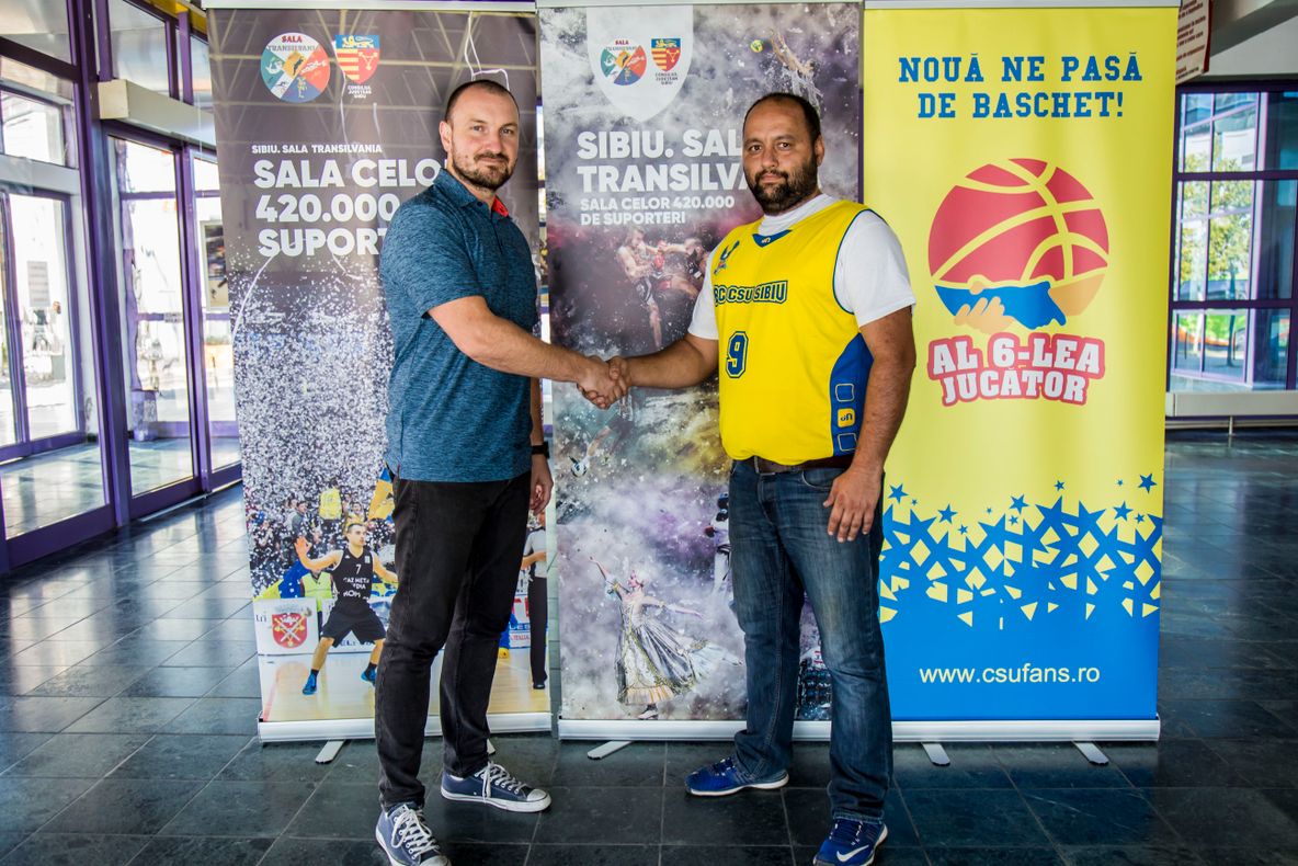 Simbolurile lui Tordai și Binder, în fața Sălii Transilvania