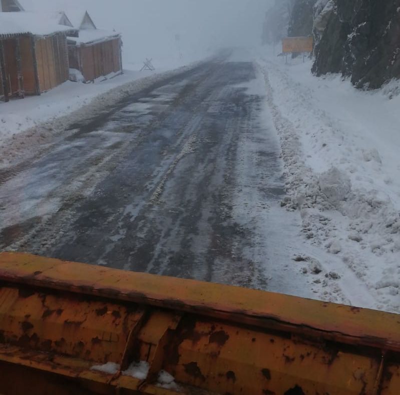 Pe Transfăgărășan se circulă, în continuare, în condiții de iarnă
