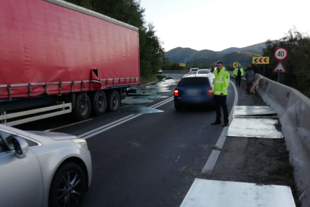 Video: Încărcătura unui tir s-a răsturnat pe carosabil, la Tălmaciu lovind o mașină