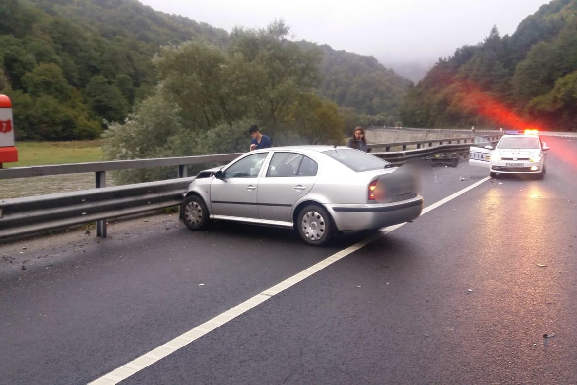 Accident pe DN 7. Un tânăr a intrat în separatoarele de sens