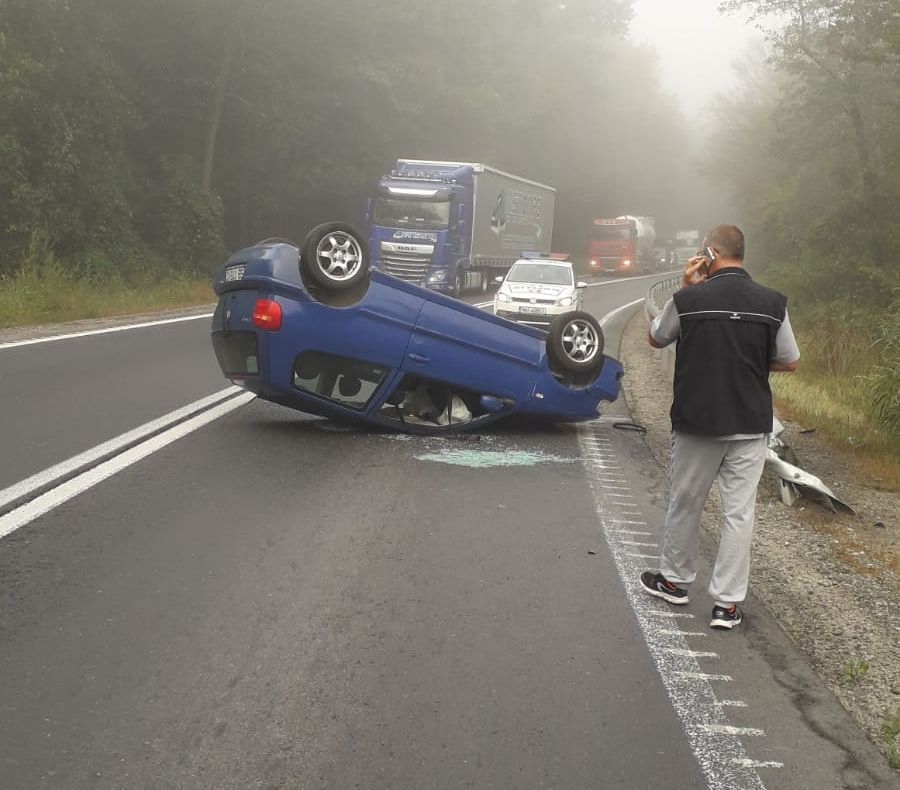 Neatenția la volan. S-a răsturnat cu mașina pe carosabil