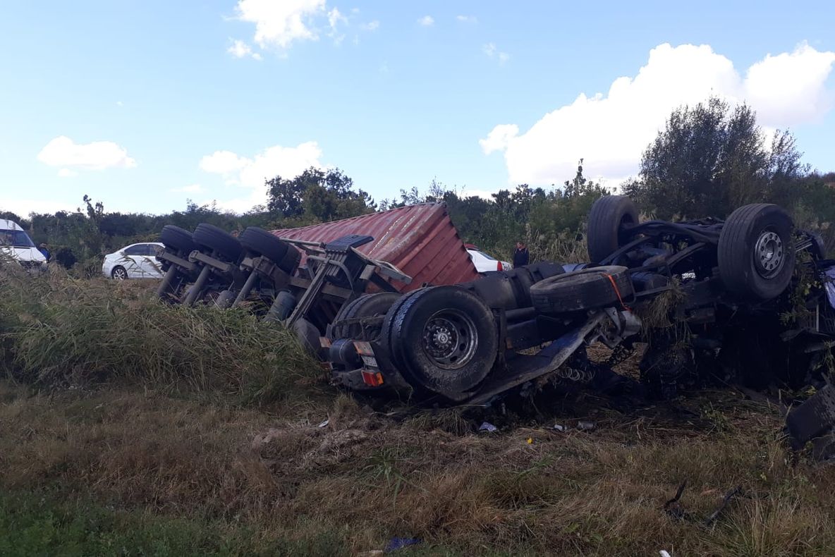 O șoferiță a fost rănită într-un accident la Hula Bradului