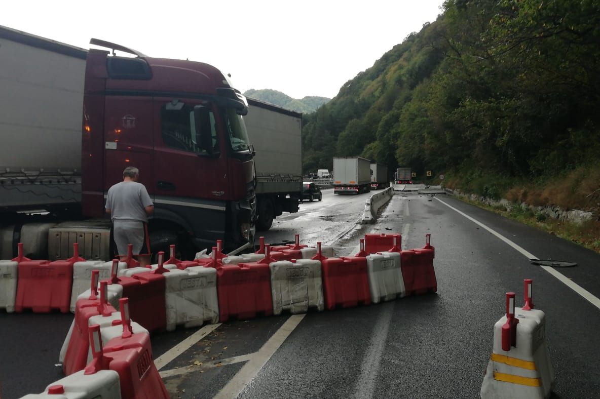 Un tir a intrat în separatoarele de sens, pe DN 7