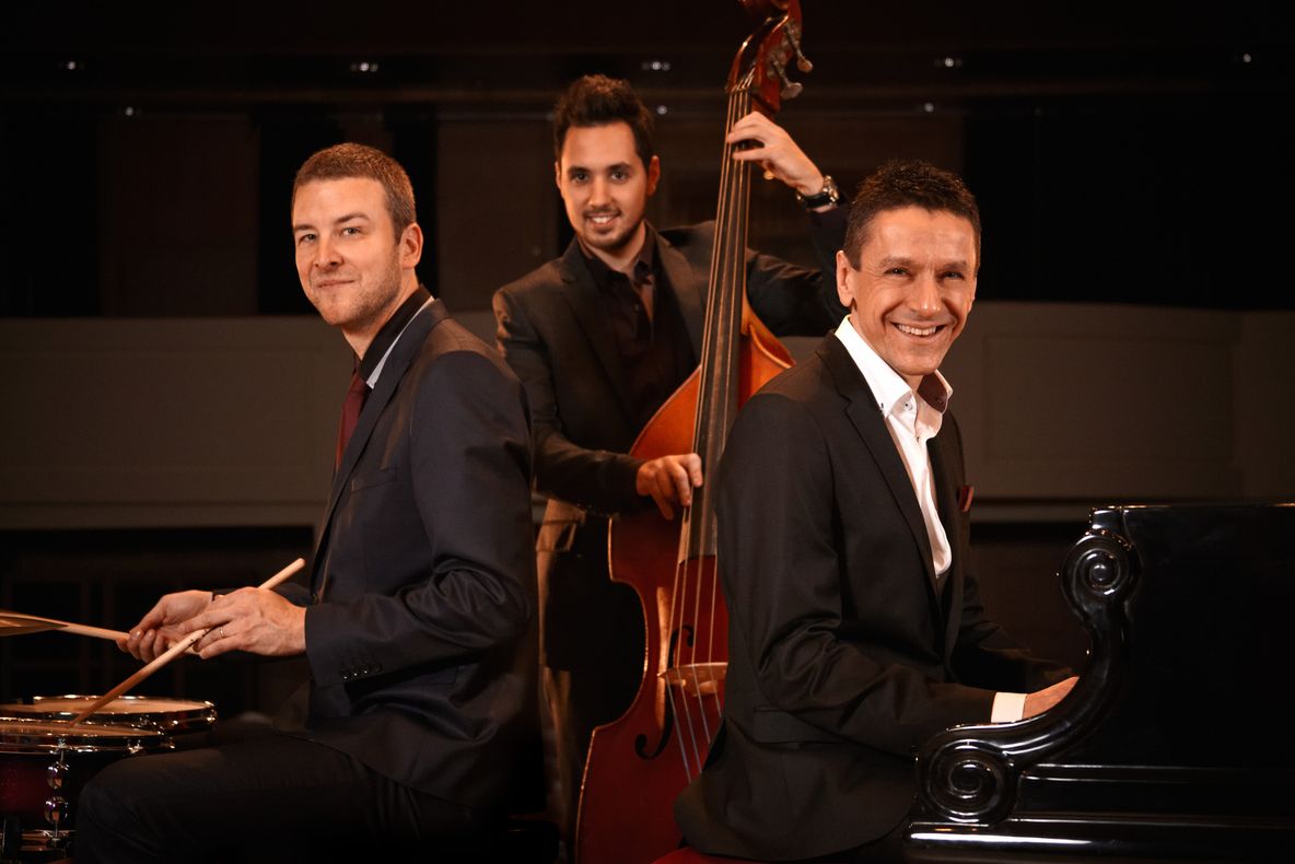 Cea mai în vogă formație de jazz din Ungaria, Péter Sárik Trio, revine la Sibiu