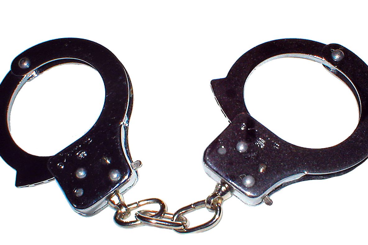 Tânără de 17 ani reținută pentru tâlhărie