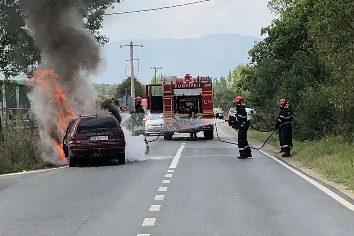 Galerie Foto: O mașină a luat foc pe A1, ieșirea spre Cisnădie