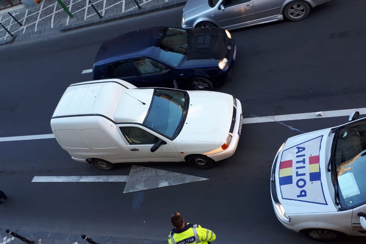 BRAŞOV. Minoră de 12 ani, transportată la spital după ce a traversat strada printr-un loc nepermis