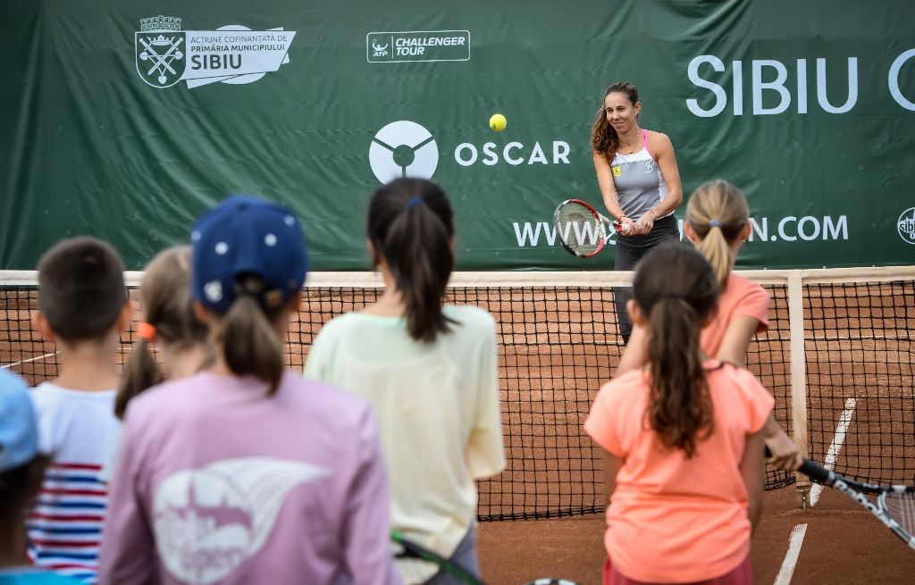 Buzărnescu și Bolelli au jucat tenis cu copiii la Sibiu Open Kids Day