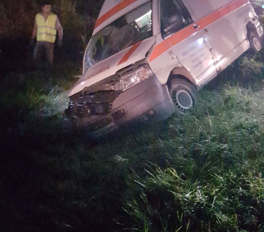 BRAŞOV | Ambulanţă condusă de un şofer băut, implicată în accident