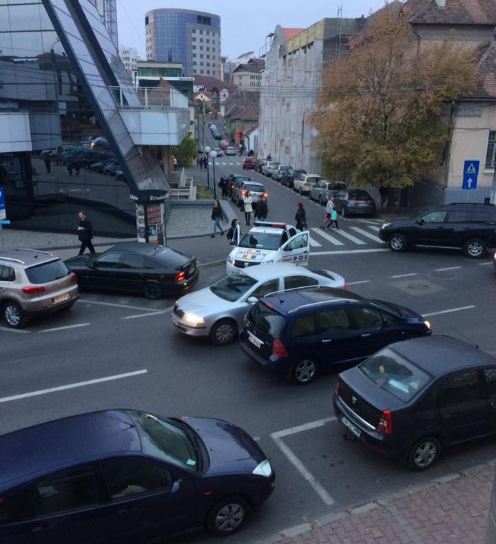 Echipaj de poliție, acuzat că a intrat pe contrasens pentru a-și lua o colegă ce și-a lăsat copilul la școală