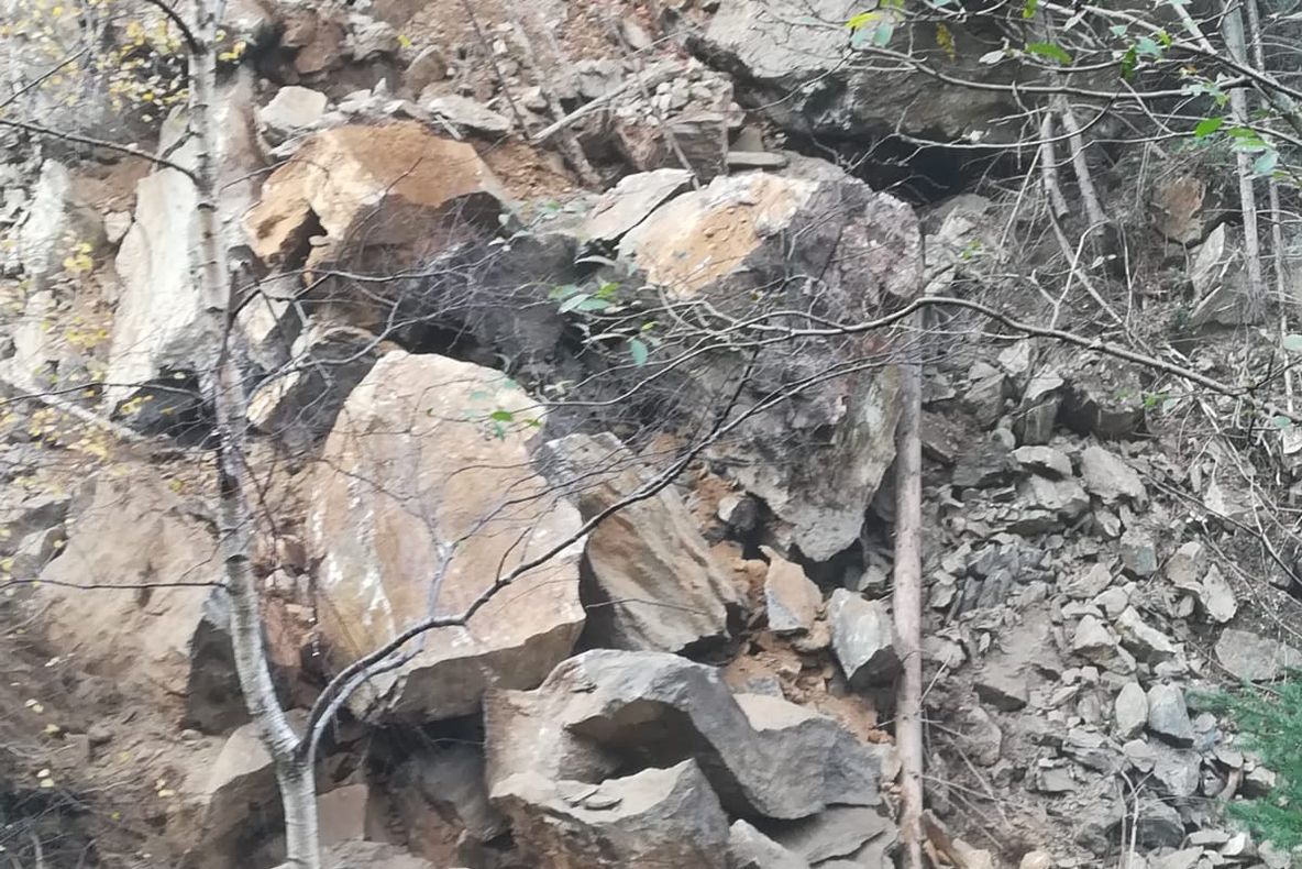 VIDEO | Stâncă de 15 tone, detonată pe drumul forestier Sădurel