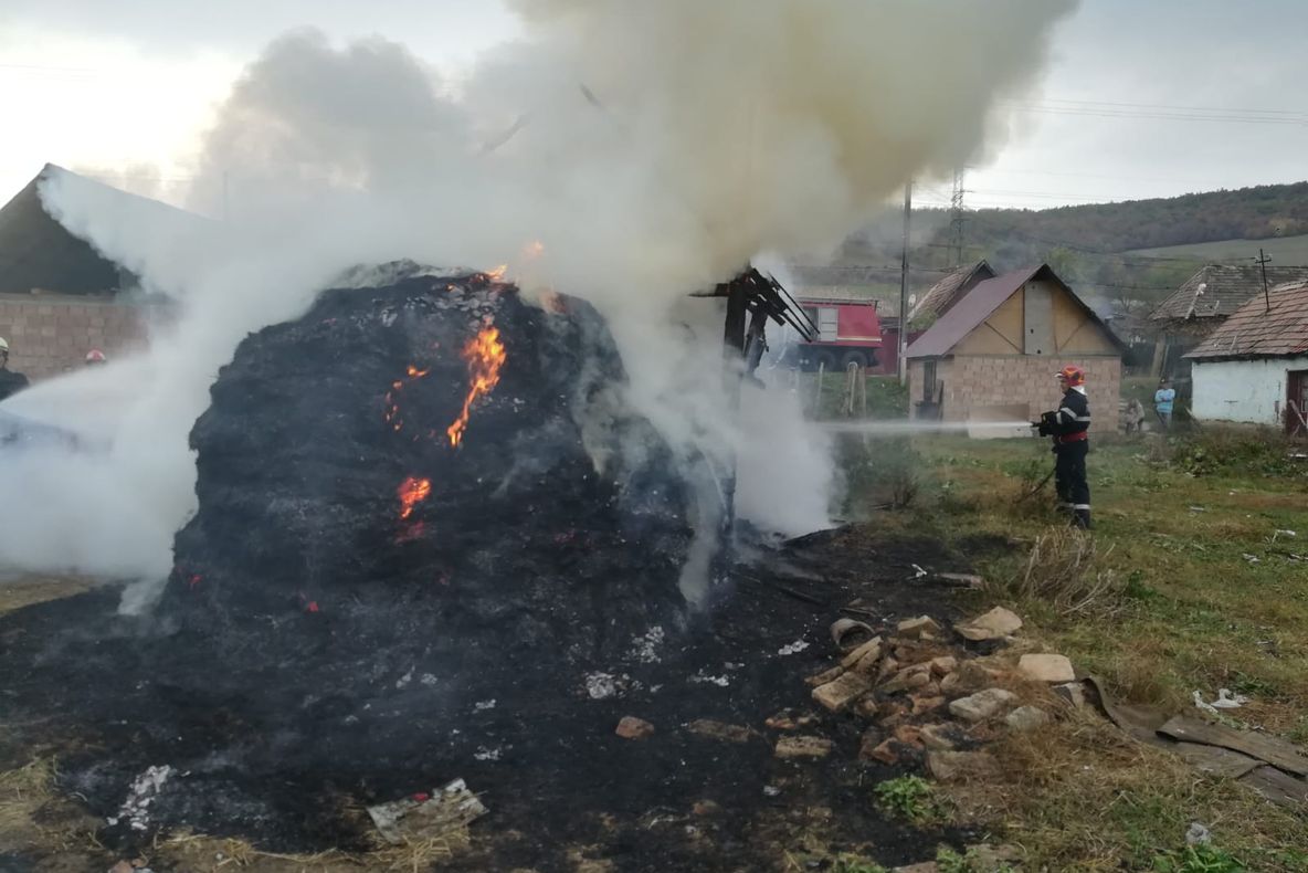 UPDATE | O șură plină cu fân a luat foc la Buzd
