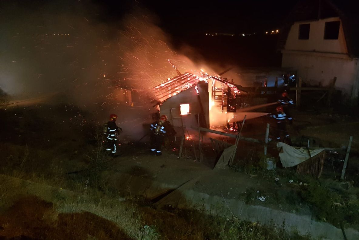 Două incendii izbucnite noaptea trecută, în județul Sibiu