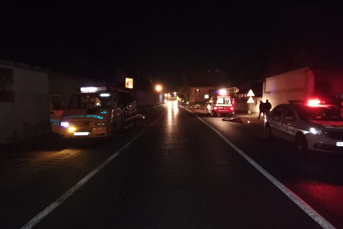 UPDATE | Bărbat lovit mortal de o autoutilitară, în timp ce traversa neregulamentar strada, în Bradu