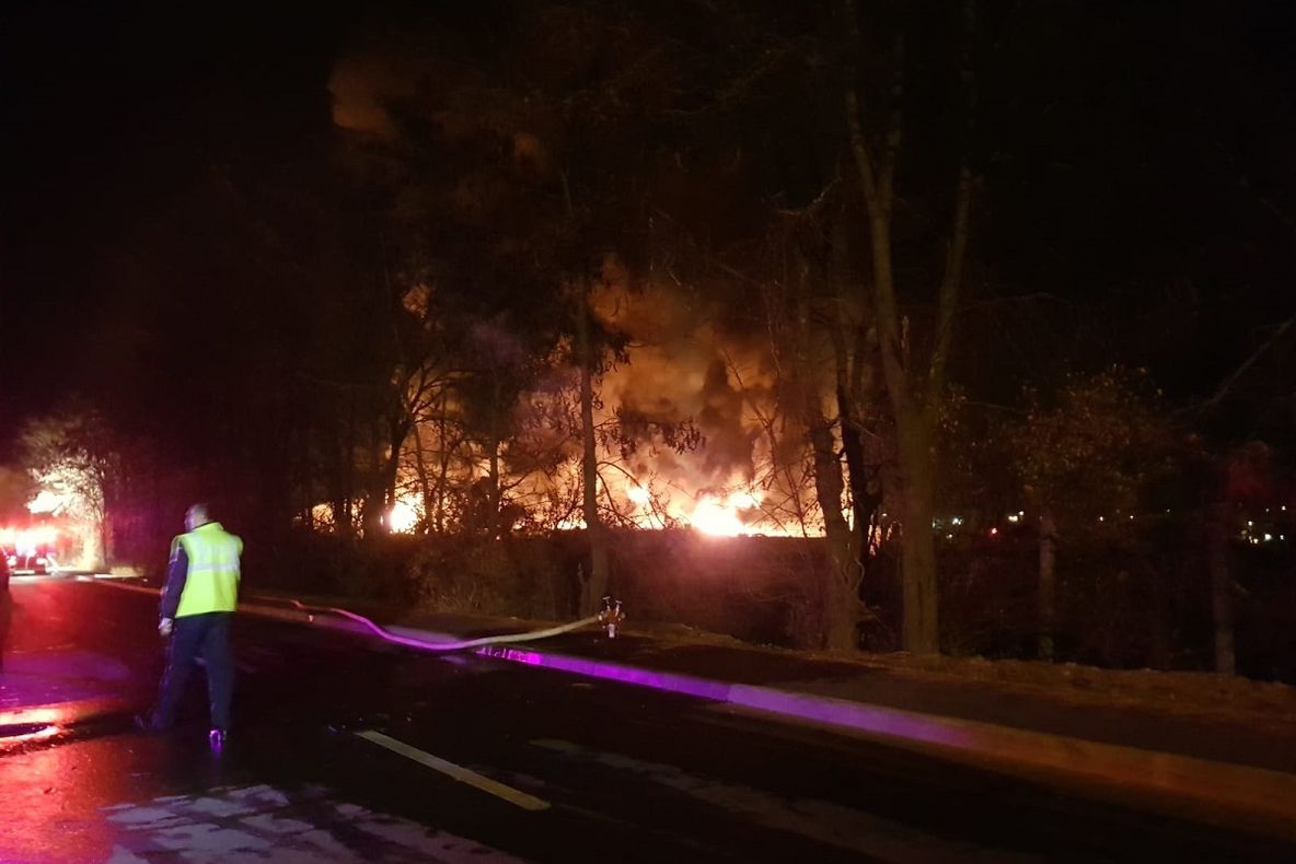 Incendiul de la depozitul de aseară, provocat de un scurtcircuit electric. Operatorul economic, amendat cu 5.000 de lei