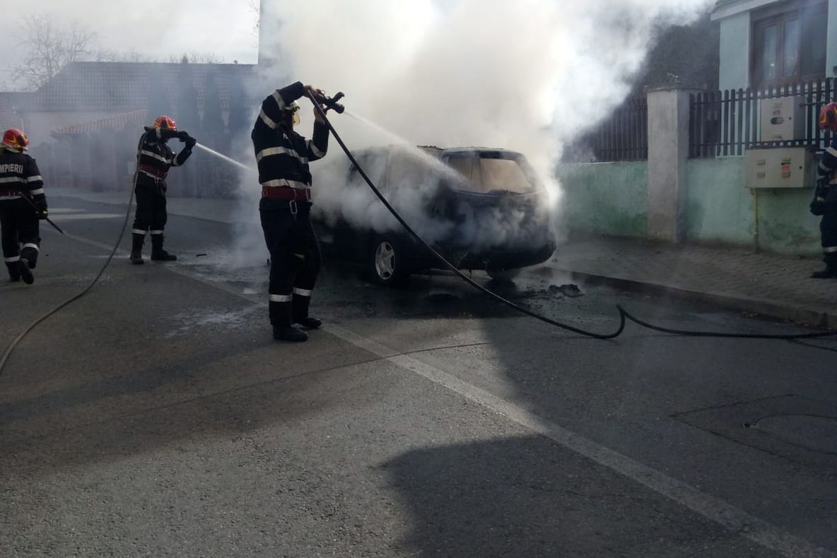 Un autoturism a luat foc în mers, pe o stradă din Mediaș