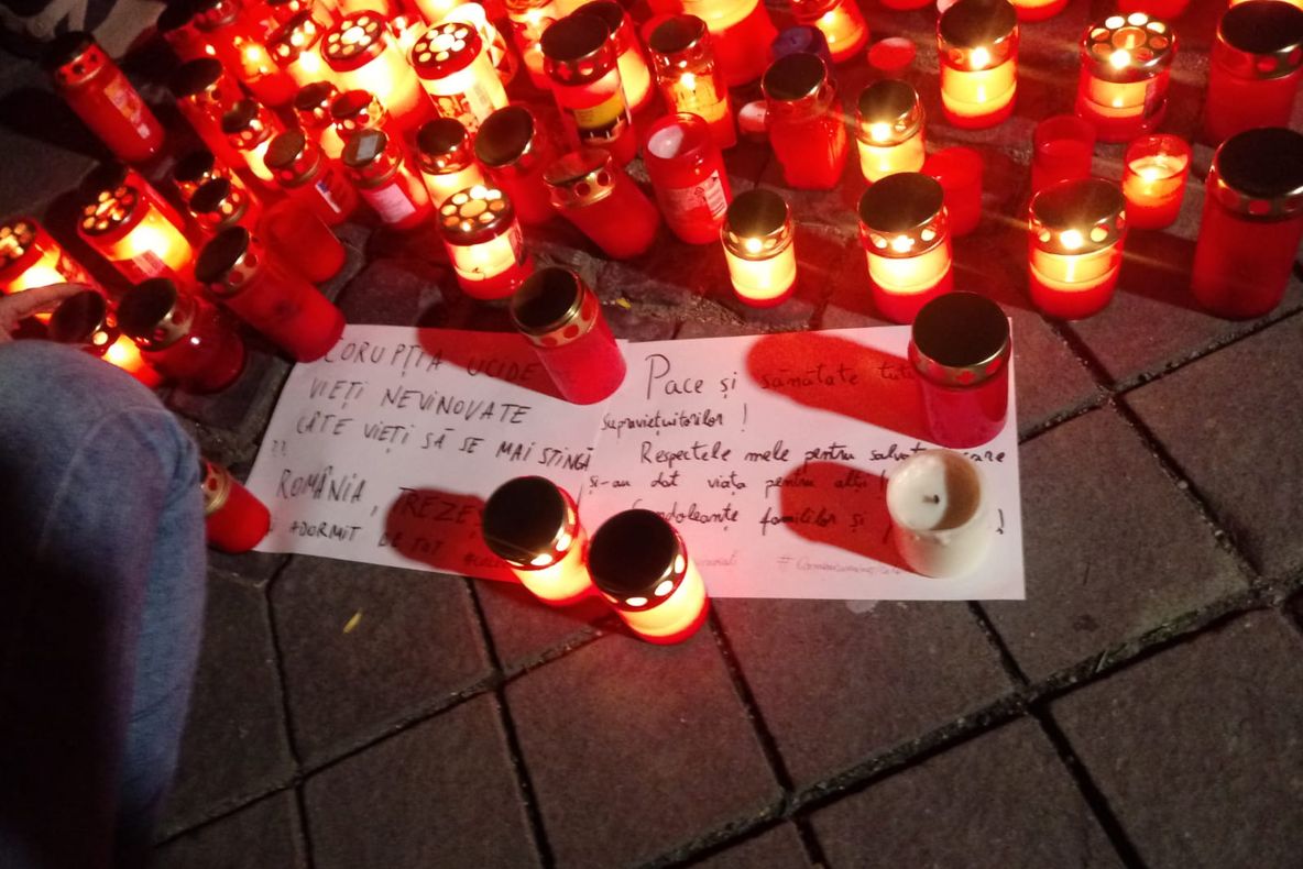 VIDEO | Sibienii au aprins lumânări pentru victimele de la Colectiv