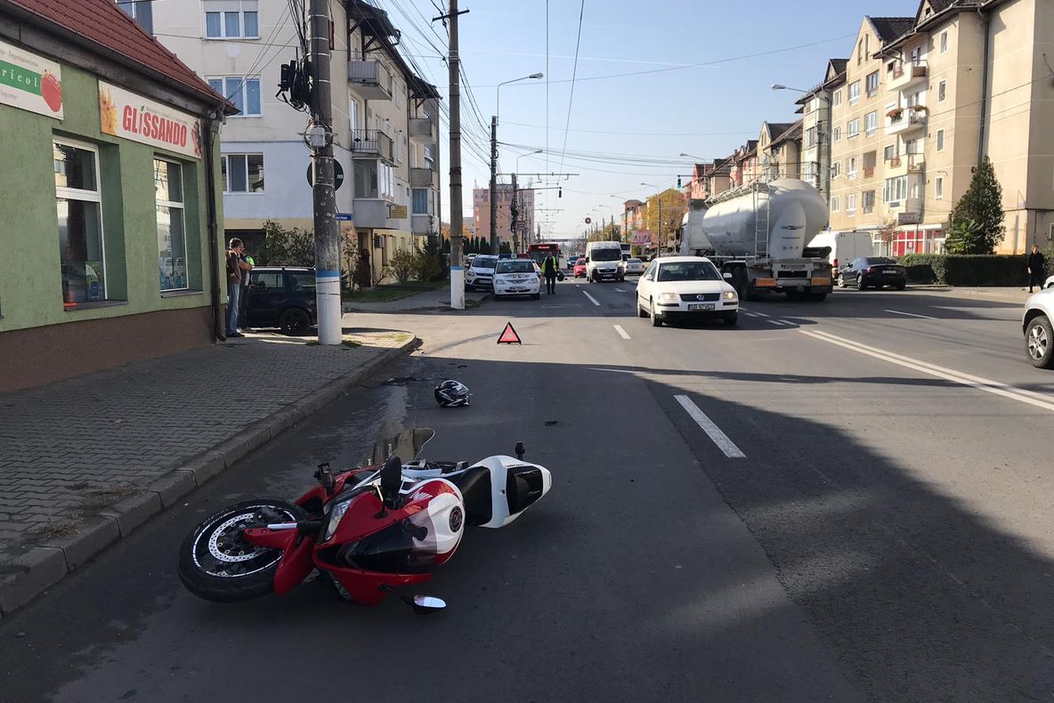 Motociclist transportat la spital, după ce a fost lovit de o mașină